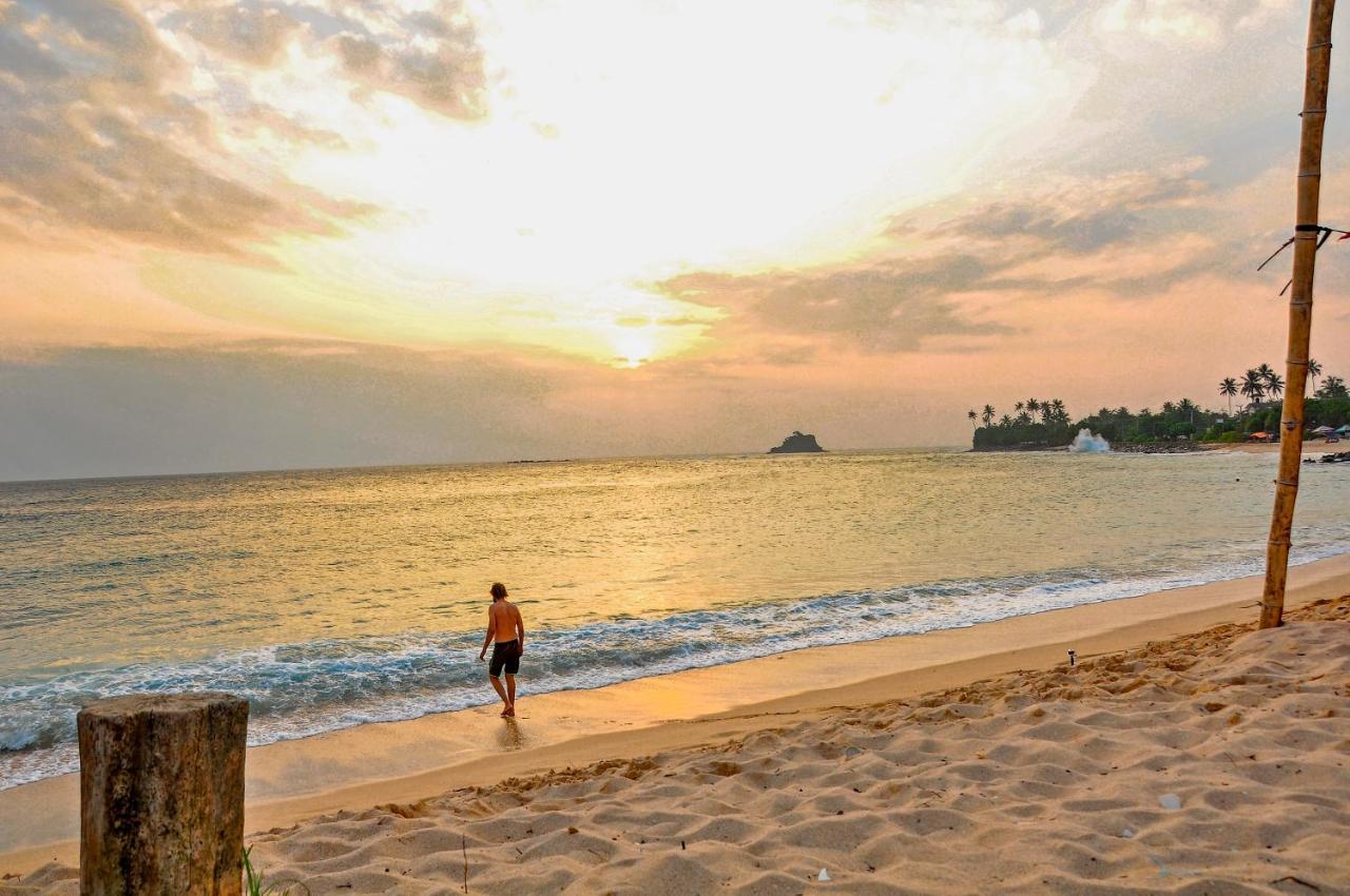Surfers Paradise Weligama Buitenkant foto